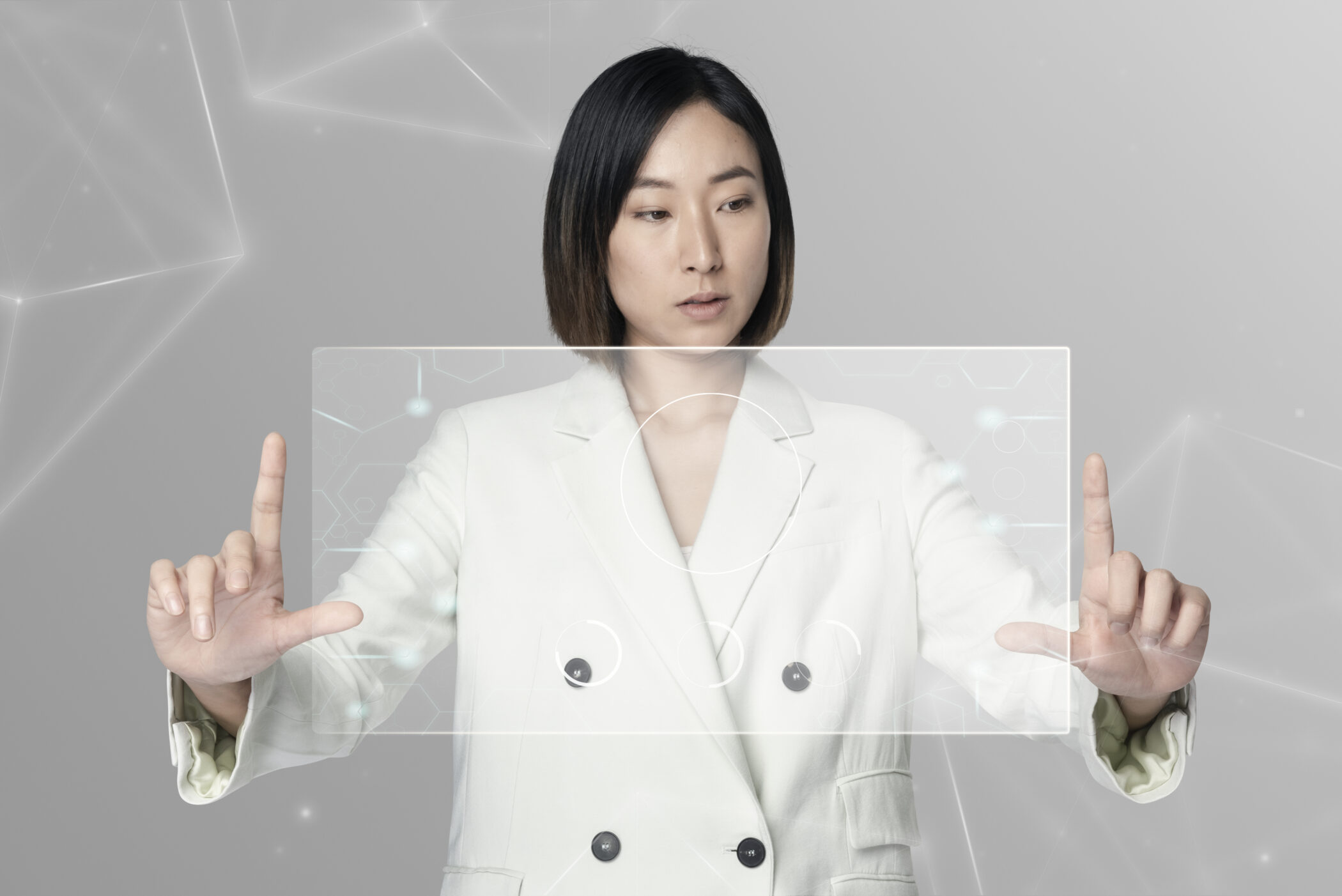 Dieses Bild hat ein leeres Alt-Attribut. Der Dateiname ist asian-woman-using-futuristic-transparent-screen-digital-remix-1.jpg
